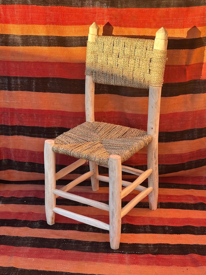Chaise traditionnelle artisanale en bois de laurier avec corde en feuille de palmier AZRIVA
