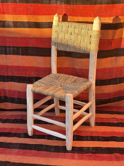 Chaise traditionnelle artisanale en bois de laurier avec corde en feuille de palmier AZRIVA