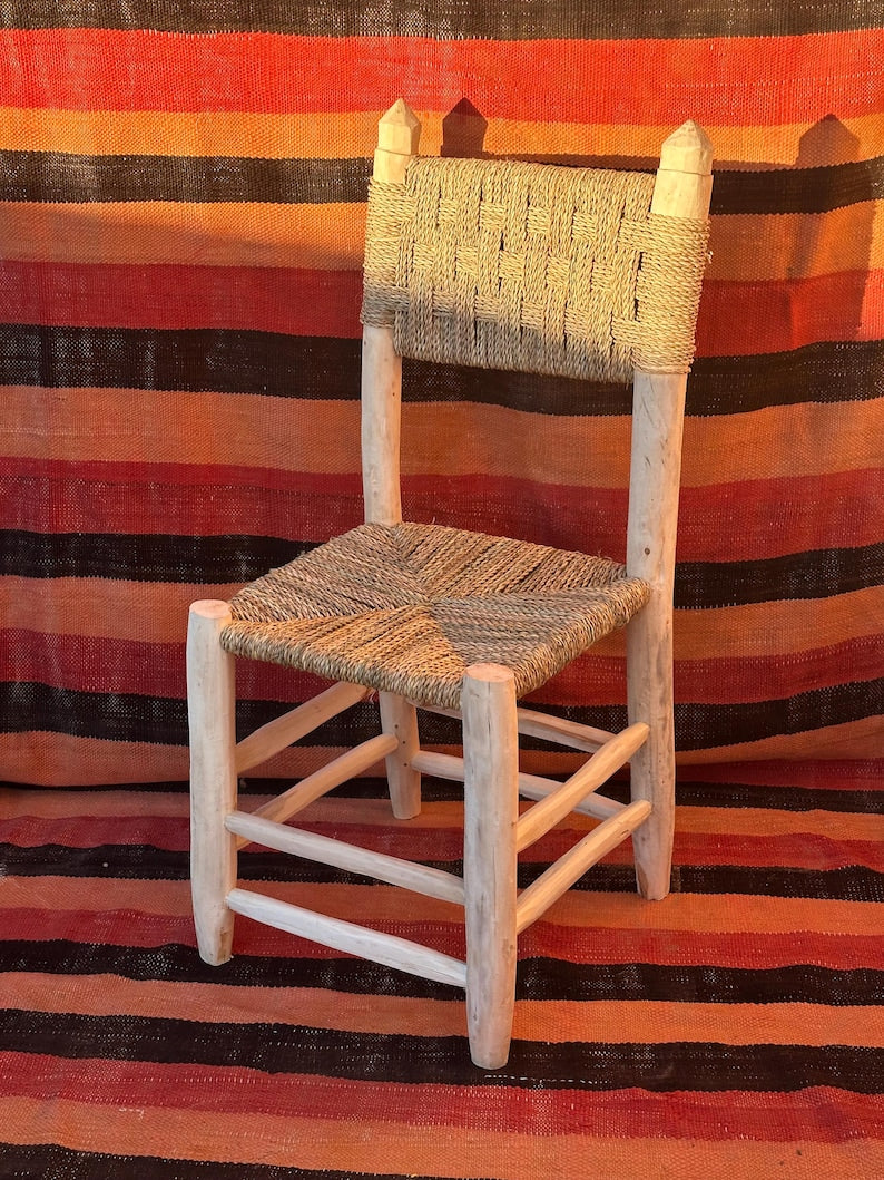 Chaise traditionnelle artisanale en bois de laurier avec corde en feuille de palmier AZRIVA