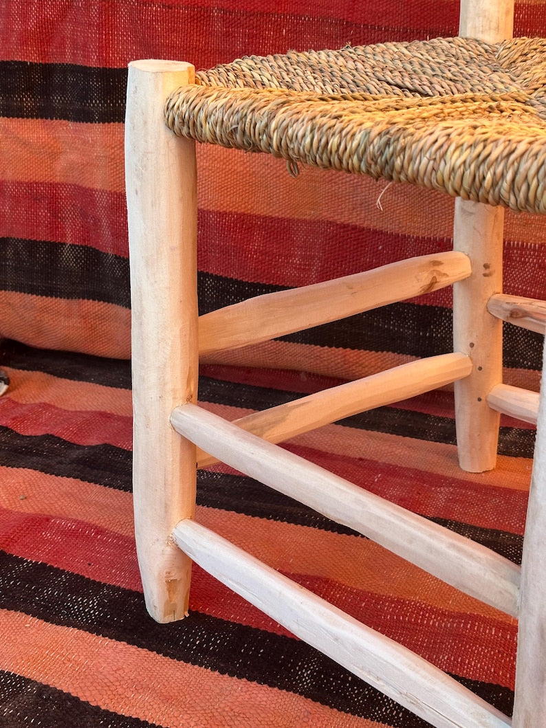 Chaise traditionnelle artisanale en bois de laurier avec corde en feuille de palmier AZRIVA