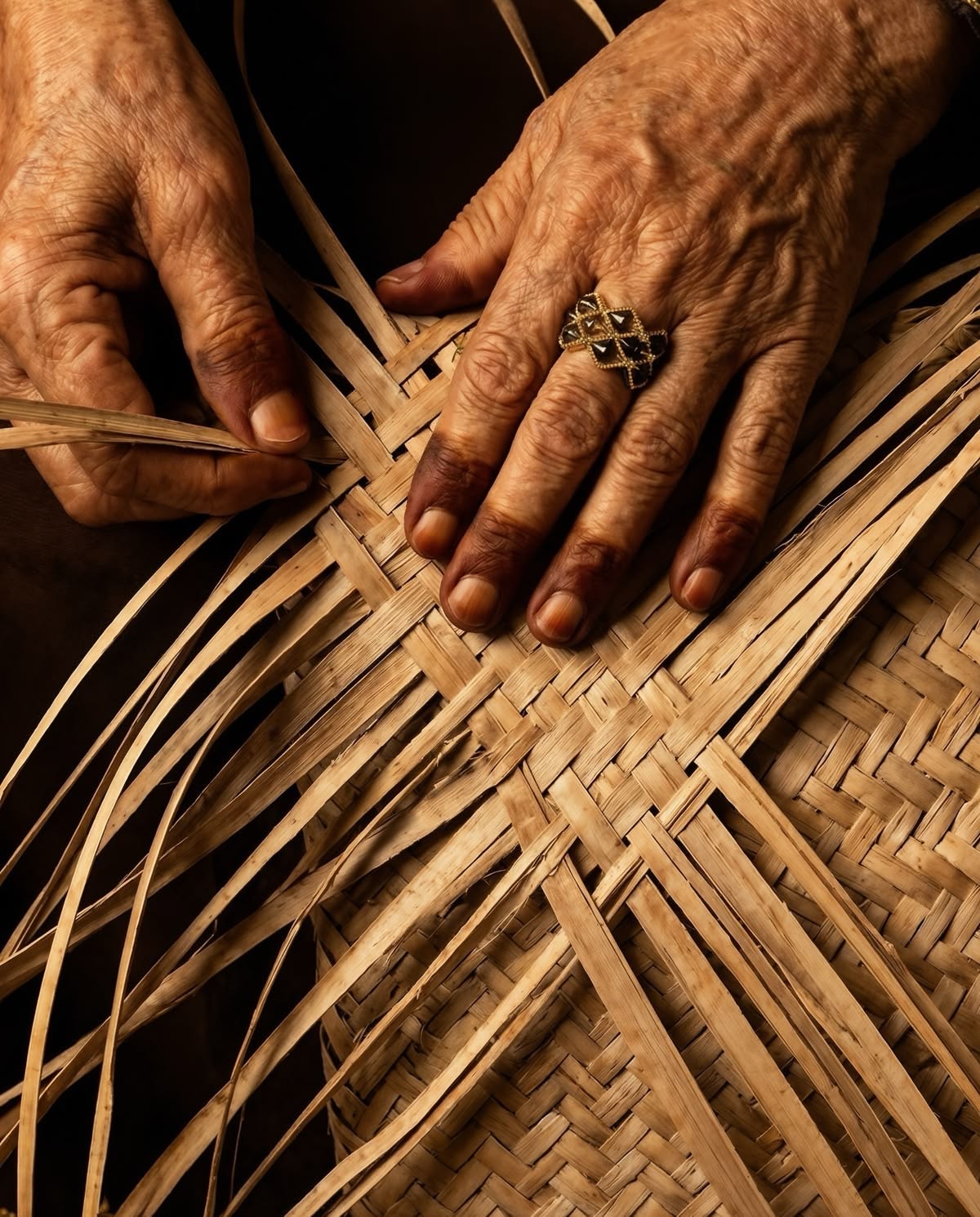 Hand-weaving natural palm leaf fibers