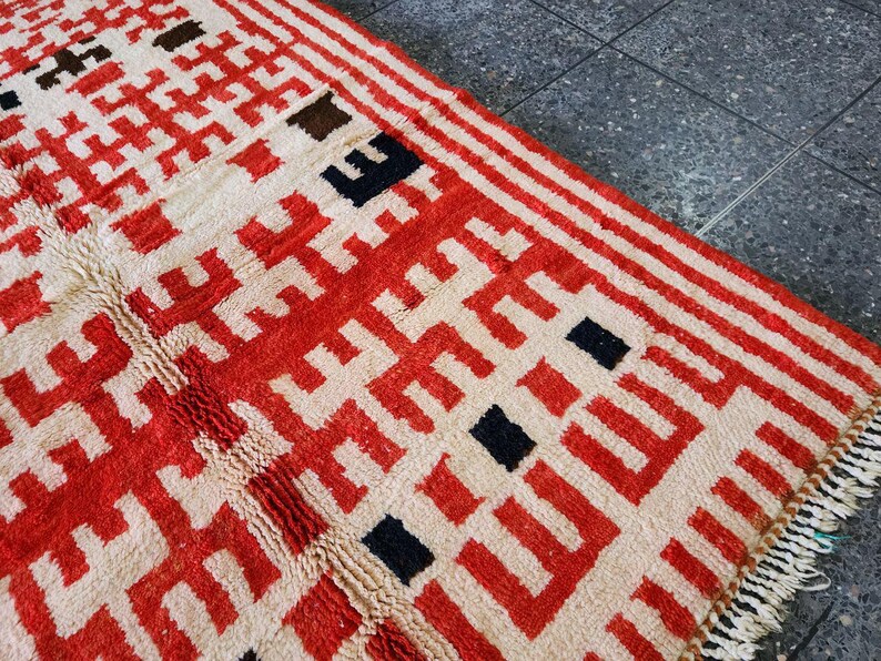 Tapis Marocain Traditionnel Fait Main 250 × 150 cm – Tissage Artisanal Authentique IZRI