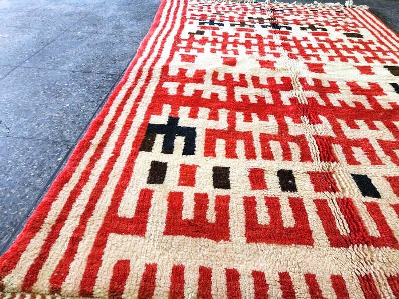 Tapis Marocain Traditionnel Fait Main 250 × 150 cm – Tissage Artisanal Authentique IZRI