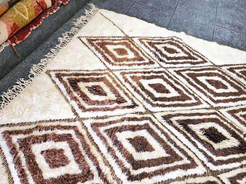 Tapis Marocain Traditionnel Fait Main 250 × 150 cm – Tissage Artisanal Authentique IZRI
