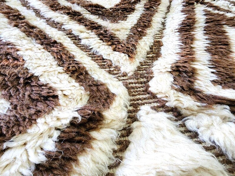 Tapis Marocain Traditionnel Fait Main 250 × 150 cm – Tissage Artisanal Authentique IZRI