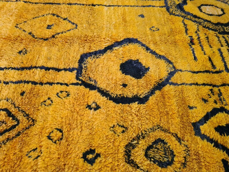 Tapis Marocain Traditionnel Fait Main 250 × 150 cm – Tissage Artisanal Authentique IZRI
