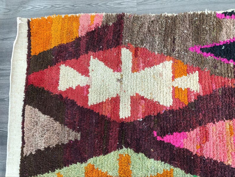 Tapis Marocain Traditionnel Fait Main 250 × 150 cm – Tissage Artisanal Authentique IZRI