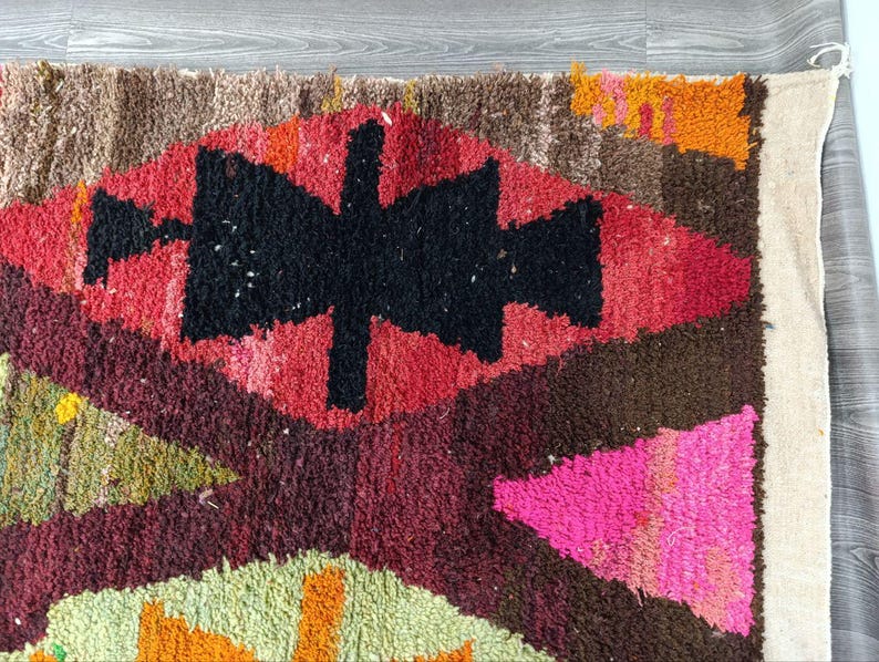 Tapis Marocain Traditionnel Fait Main 250 × 150 cm – Tissage Artisanal Authentique IZRI