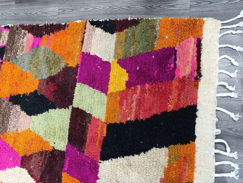 Tapis Marocain Traditionnel Fait Main 250 × 150 cm – Tissage Artisanal Authentique IZRI