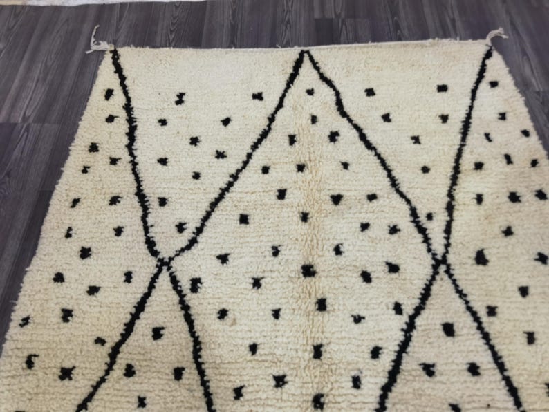 Tapis Marocain Traditionnel Fait Main 250 × 150 cm – Tissage Artisanal Authentique IZRI
