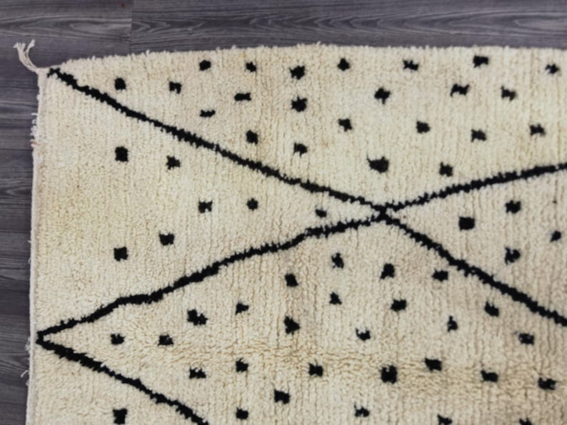 Tapis Marocain Traditionnel Fait Main 250 × 150 cm – Tissage Artisanal Authentique IZRI
