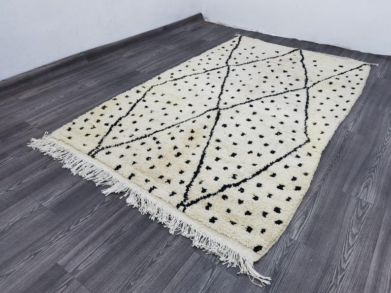 Tapis Marocain Traditionnel Fait Main 250 × 150 cm – Tissage Artisanal Authentique IZRI