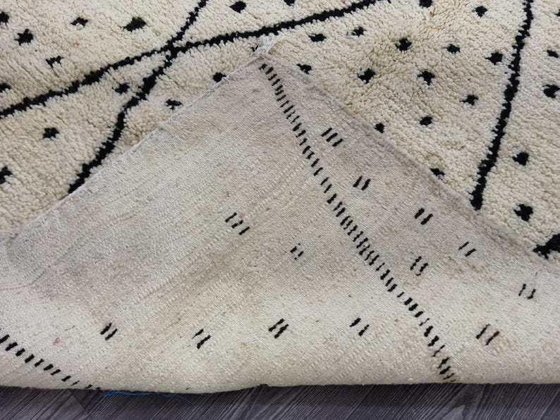 Tapis Marocain Traditionnel Fait Main 250 × 150 cm – Tissage Artisanal Authentique IZRI