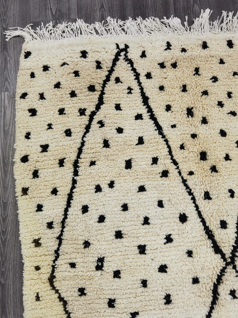 Tapis Marocain Traditionnel Fait Main 250 × 150 cm – Tissage Artisanal Authentique IZRI