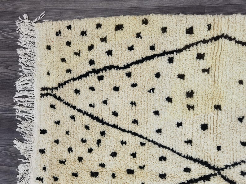 Tapis Marocain Traditionnel Fait Main 250 × 150 cm – Tissage Artisanal Authentique IZRI