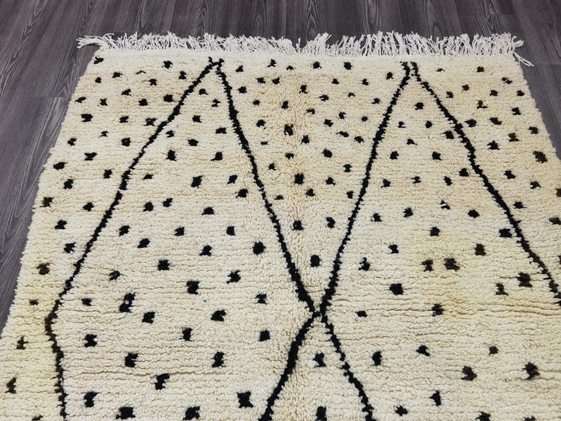 Tapis Marocain Traditionnel Fait Main 250 × 150 cm – Tissage Artisanal Authentique IZRI