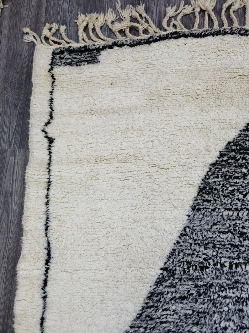 Tapis Marocain Traditionnel Fait Main 250 × 150 cm – Tissage Artisanal Authentique IZRI