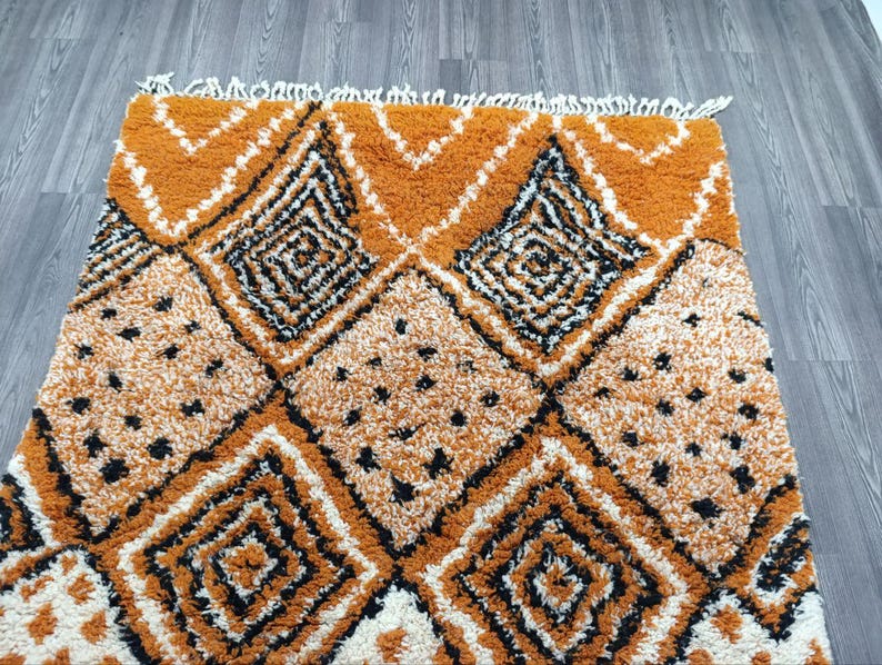 Tapis Marocain Artisanal 250 × 150 cm – Laine Tissée à la Main – Style Traditionnel IZRI