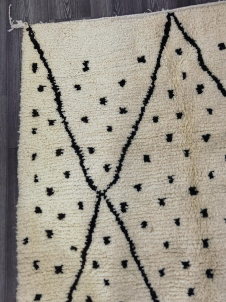 Tapis Marocain Traditionnel Fait Main 250 × 150 cm – Tissage Artisanal Authentique IZRI
