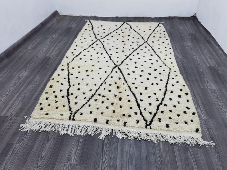 Tapis Marocain Traditionnel Fait Main 250 × 150 cm – Tissage Artisanal Authentique IZRI