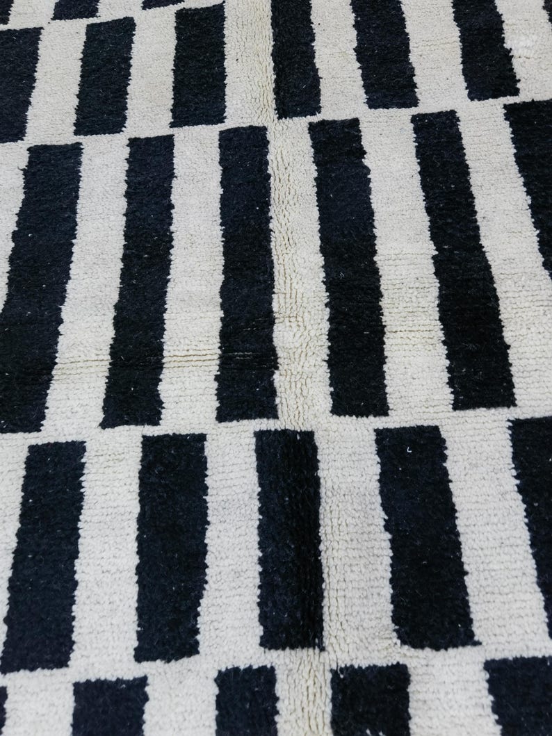 Tapis Marocain Traditionnel Fait Main 250 × 150 cm – Tissage Artisanal Authentique IZRI