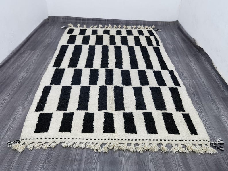 Tapis Marocain Traditionnel Fait Main 250 × 150 cm – Tissage Artisanal Authentique IZRI