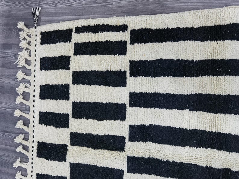 Tapis Marocain Traditionnel Fait Main 250 × 150 cm – Tissage Artisanal Authentique IZRI