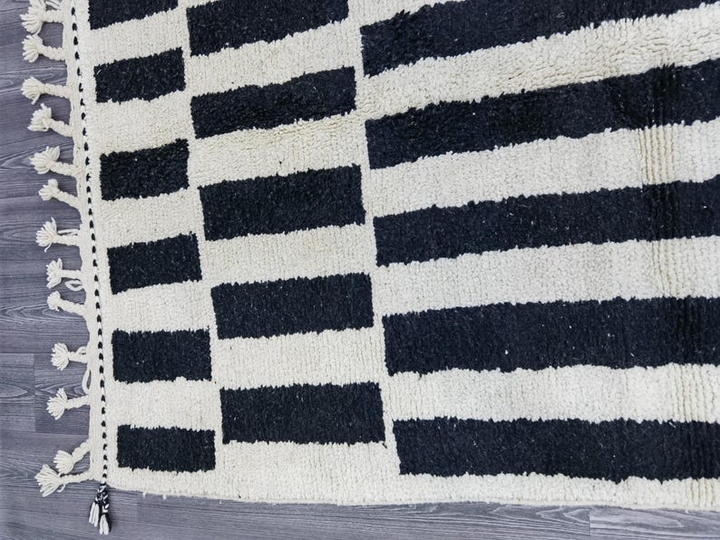 Tapis Marocain Traditionnel Fait Main 250 × 150 cm – Tissage Artisanal Authentique IZRI