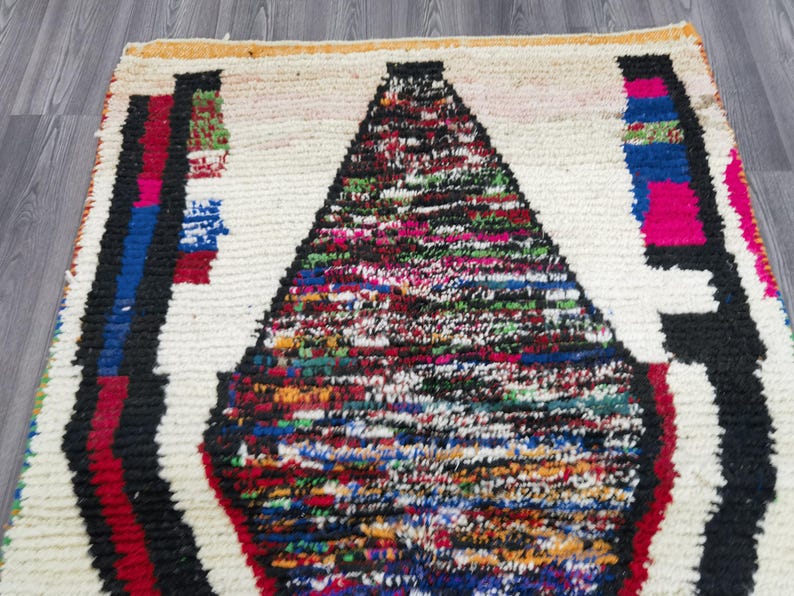 Tapis Marocain Artisanal 250 × 150 cm – Laine Tissée à la Main – Style Traditionnel IZRI