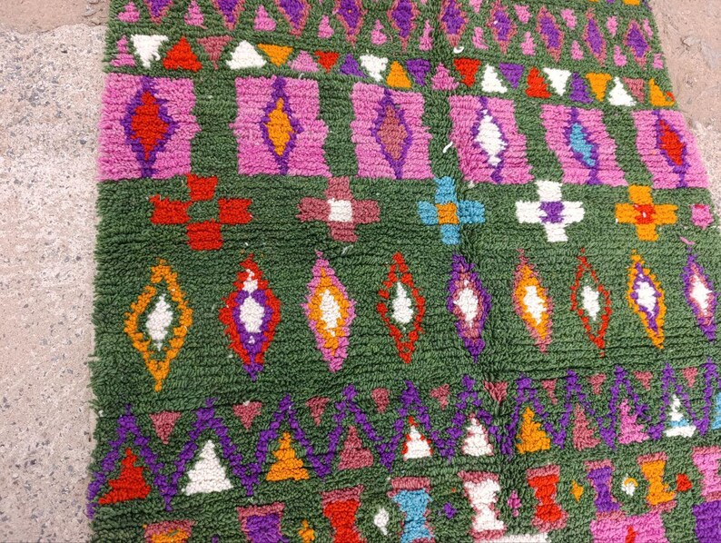 Tapis Marocain Traditionnel Fait Main 250 × 150 cm – Tissage Artisanal Authentique IZRI