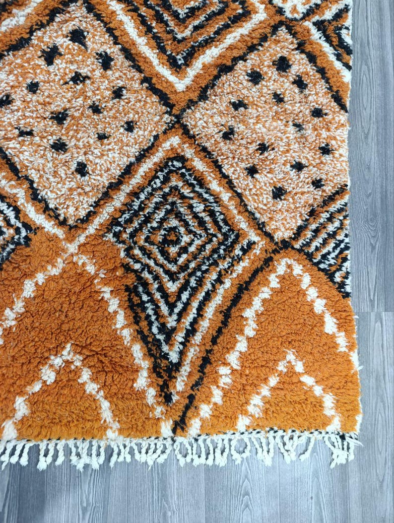 Tapis Marocain Artisanal 250 × 150 cm – Laine Tissée à la Main – Style Traditionnel IZRI
