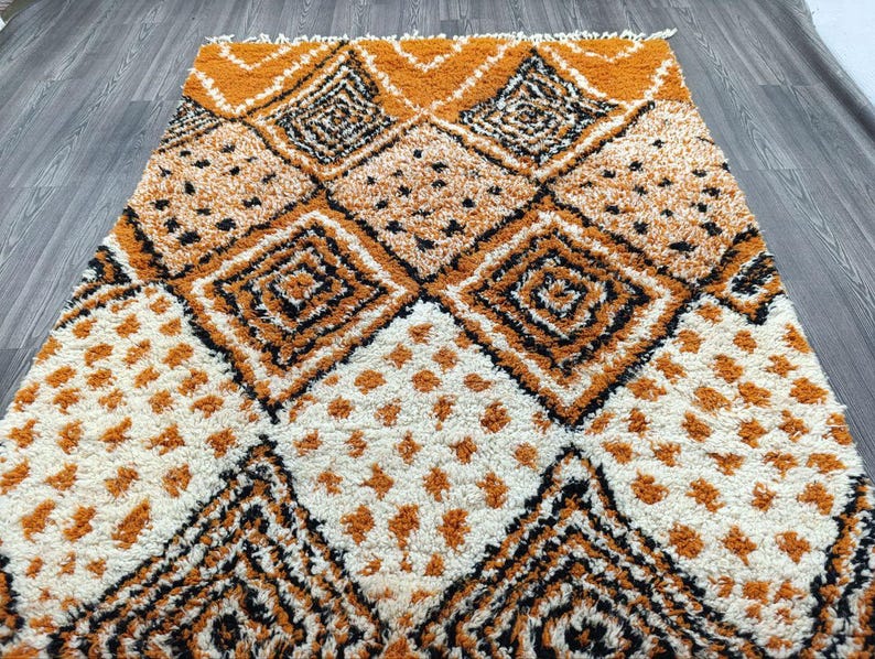 Tapis Marocain Artisanal 250 × 150 cm – Laine Tissée à la Main – Style Traditionnel IZRI