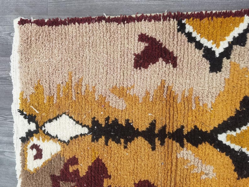 Grand Tapis Berbère Marocain Fait Main 250 × 150 cm – Artisanat Traditionnel IZRI