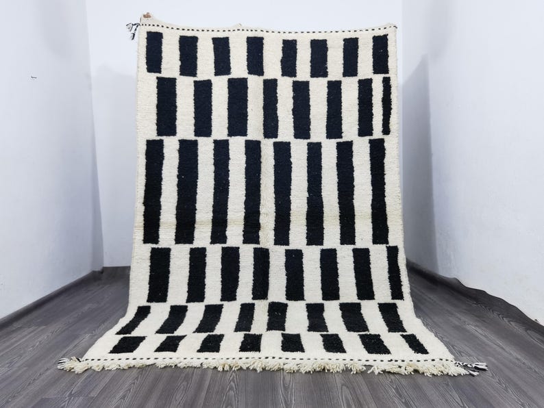Tapis Marocain Traditionnel Fait Main 250 × 150 cm – Tissage Artisanal Authentique IZRI