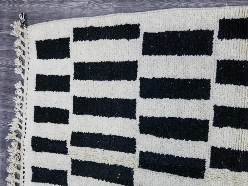 Tapis Marocain Traditionnel Fait Main 250 × 150 cm – Tissage Artisanal Authentique IZRI
