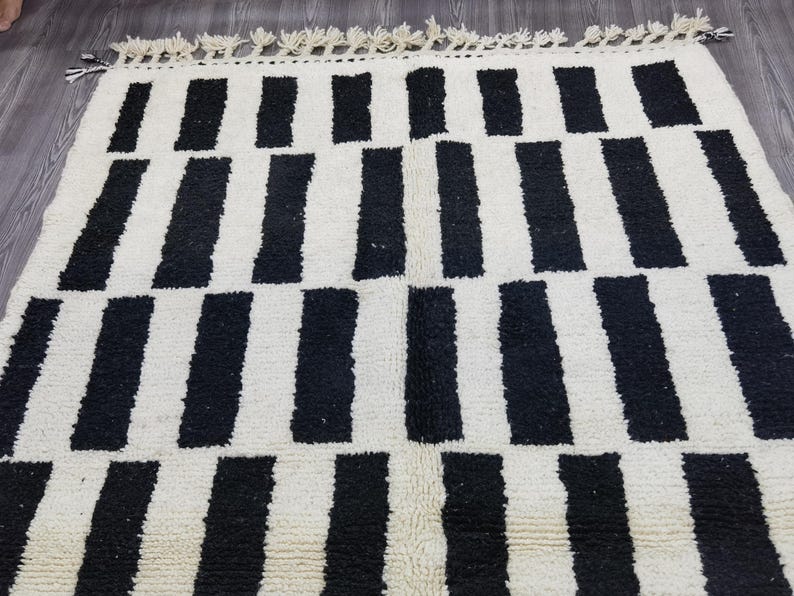 Tapis Marocain Traditionnel Fait Main 250 × 150 cm – Tissage Artisanal Authentique IZRI