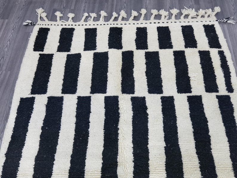 Tapis Marocain Traditionnel Fait Main 250 × 150 cm – Tissage Artisanal Authentique IZRI