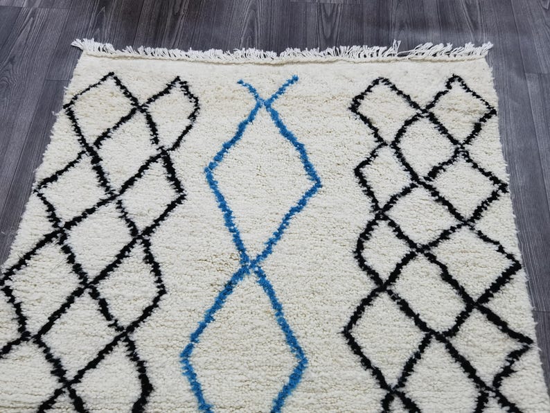 Tapis Berbère Fait Main 250 × 150 cm – Décoration Authentique du Maroc IZRI