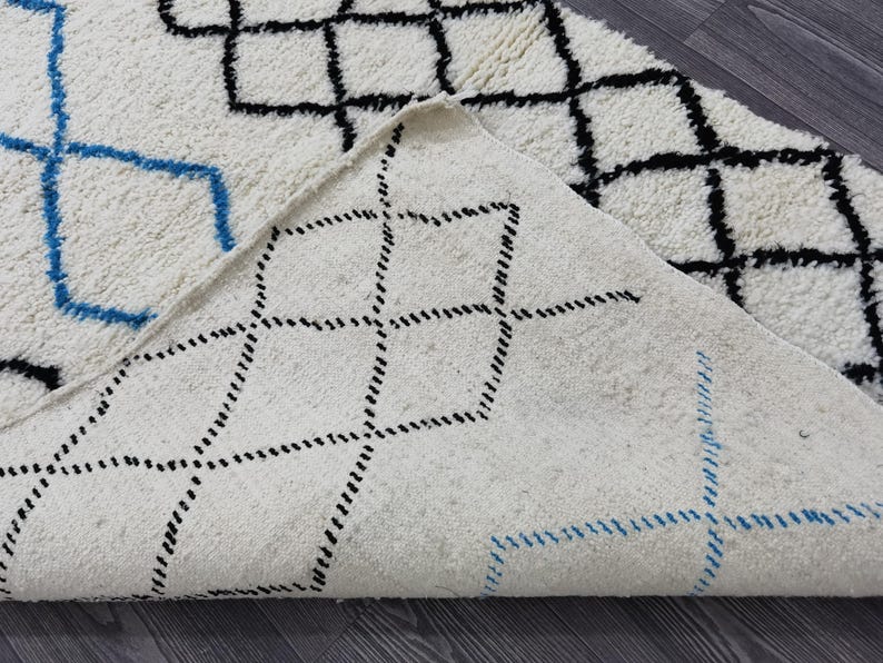 Tapis Berbère Fait Main 250 × 150 cm – Décoration Authentique du Maroc IZRI