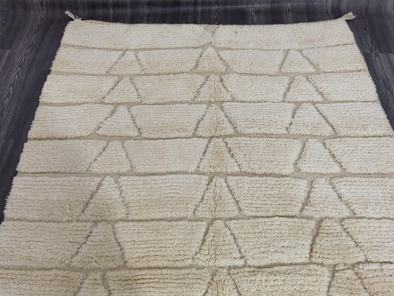 Tapis Marocain Traditionnel Fait Main 250 × 150 cm – Tissage Artisanal Authentique IZRI