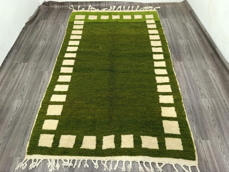 Tapis Marocain Artisanal 250 × 150 cm – Laine Tissée à la Main – Style Traditionnel IZRI