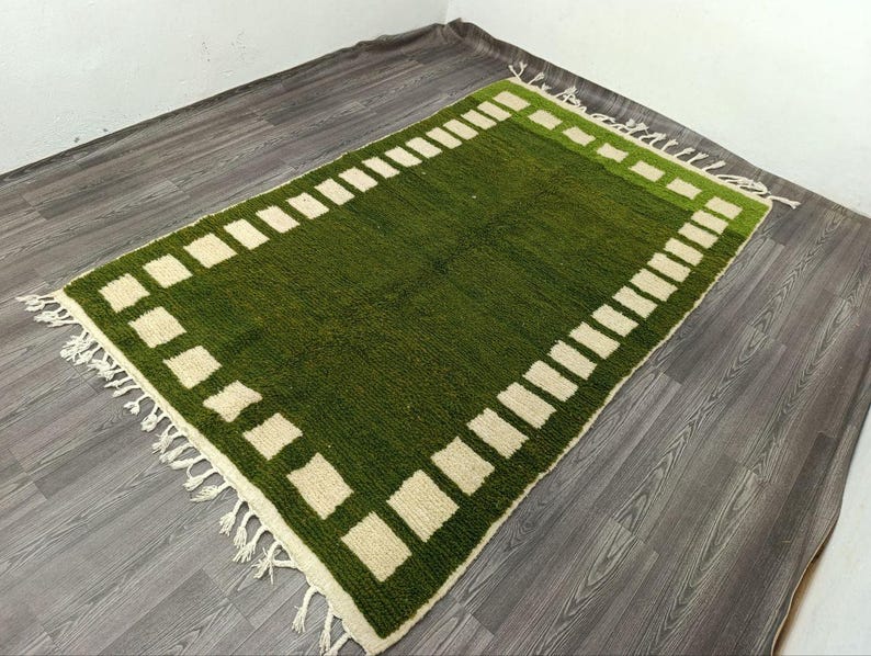 Tapis Marocain Artisanal 250 × 150 cm – Laine Tissée à la Main – Style Traditionnel IZRI