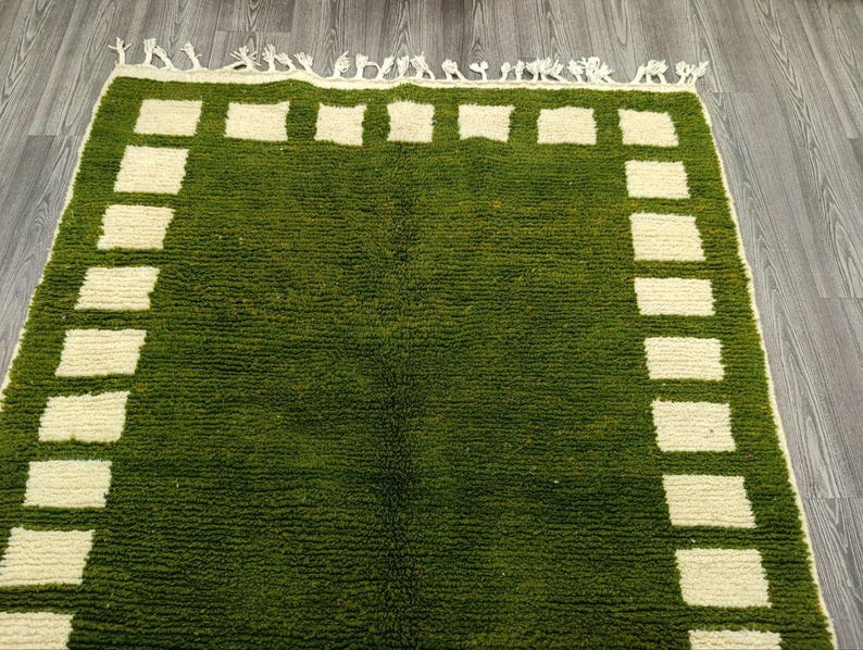 Tapis Marocain Artisanal 250 × 150 cm – Laine Tissée à la Main – Style Traditionnel IZRI