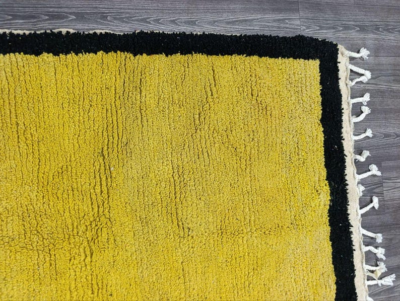 Tapis Marocain Traditionnel Fait Main 250 × 150 cm – Tissage Artisanal Authentique\ IZRI