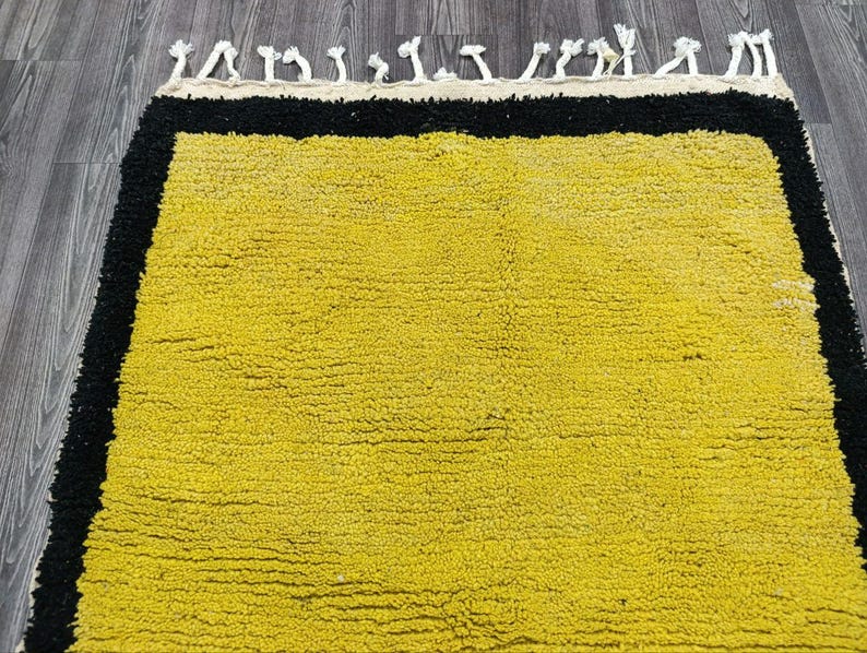 Tapis Marocain Traditionnel Fait Main 250 × 150 cm – Tissage Artisanal Authentique\ IZRI