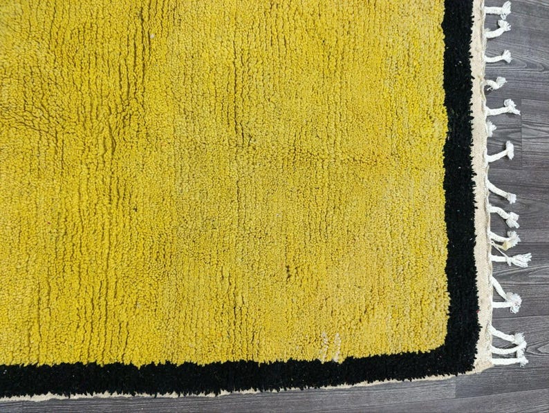 Tapis Marocain Traditionnel Fait Main 250 × 150 cm – Tissage Artisanal Authentique\ IZRI