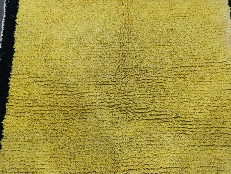 Tapis Marocain Traditionnel Fait Main 250 × 150 cm – Tissage Artisanal Authentique\ IZRI