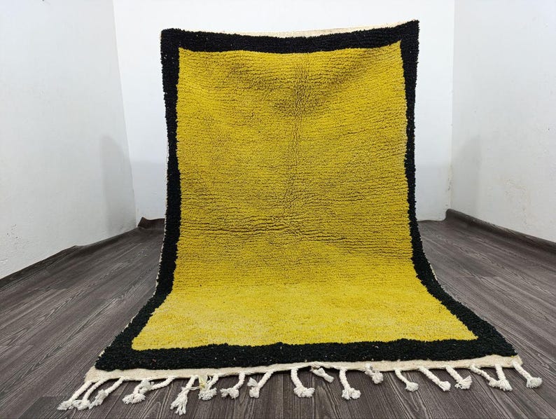 Tapis Marocain Traditionnel Fait Main 250 × 150 cm – Tissage Artisanal Authentique\ IZRI