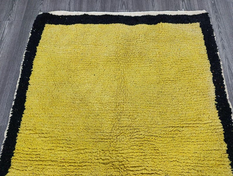 Tapis Marocain Traditionnel Fait Main 250 × 150 cm – Tissage Artisanal Authentique\ IZRI