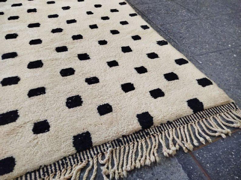 Tapis Marocain Artisanal 250 × 150 cm – Laine Tissée à la Main – Style Traditionnel IZRI